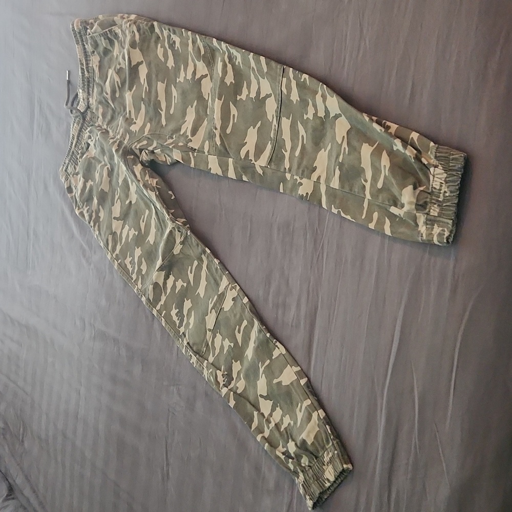Mens Rumors camo print pants, size Medium